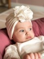Czapeczka w stylu turban z różą koronkową idealna do chrztu świętego.