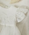 Koronkowe falbanki w ramionach sukienki na chrzest dla dziewczynki.