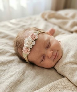 Wianuszek niemowlęcy - delikatna opaska dla dziewczynki 