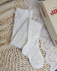 Rajstopki ażurowe Condor ze zdobieniem i kropeczkami. Ecru